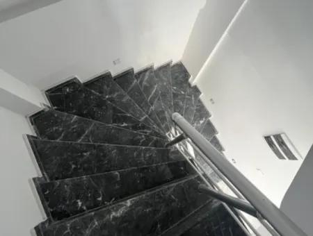 Denize Yakın Manzaralı 4+1 Geniş Bahçeli Otoparklı Villa