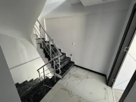 Denize Yakın Manzaralı 4+1 Geniş Bahçeli Otoparklı Villa