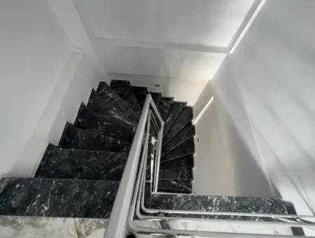 Denize Yakın Manzaralı 4+1 Geniş Bahçeli Otoparklı Villa