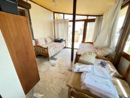 Ürkmez'de Plaja 50M Mesafede Deniz Manzaralı Geniş Satılık 3+1 Daire