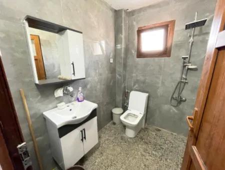 Ürkmez'de Plaja 50M Mesafede Deniz Manzaralı Geniş Satılık 3+1 Daire