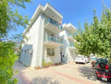 Seferihisar Ürkmez'de Otoparklı Ara Kat Denize 250Mt Satılık 2+1 Daire