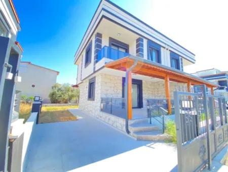 Seferihisar Doğanbey De Köşe Villa Denize 750Mt Satılık 3+1