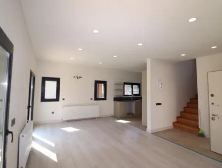 Seferihisar Doğanbey De Tek Müstakil Site İçerisinde Satılık 3+1 Villa