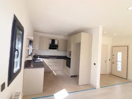 Seferihisar Doğanbey De Tek Müstakil Site İçerisinde Satılık 3+1 Villa