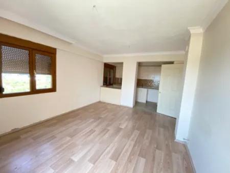 Menderes Gümüldür Çarşı Merkez'de Masrafsız Satılık 2+1 Daire!