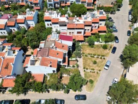 Seferihisar Doğanbeyde Yıldız Tur Sitesi Demize 50Mt Satılık 3+1 Villa